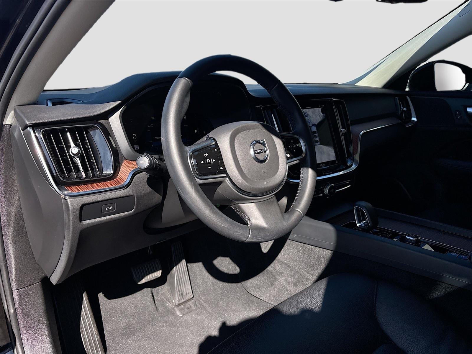 2024 Volvo S60 Plus Dark Theme