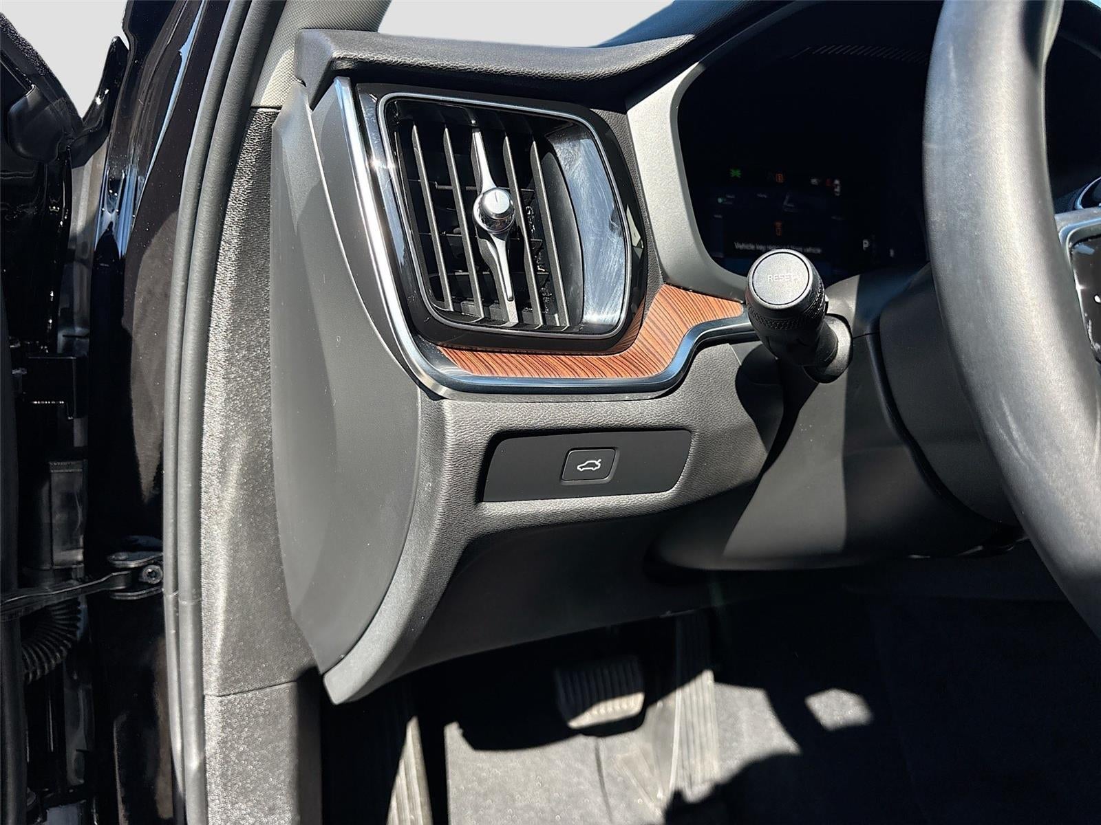 2024 Volvo S60 Plus Dark Theme