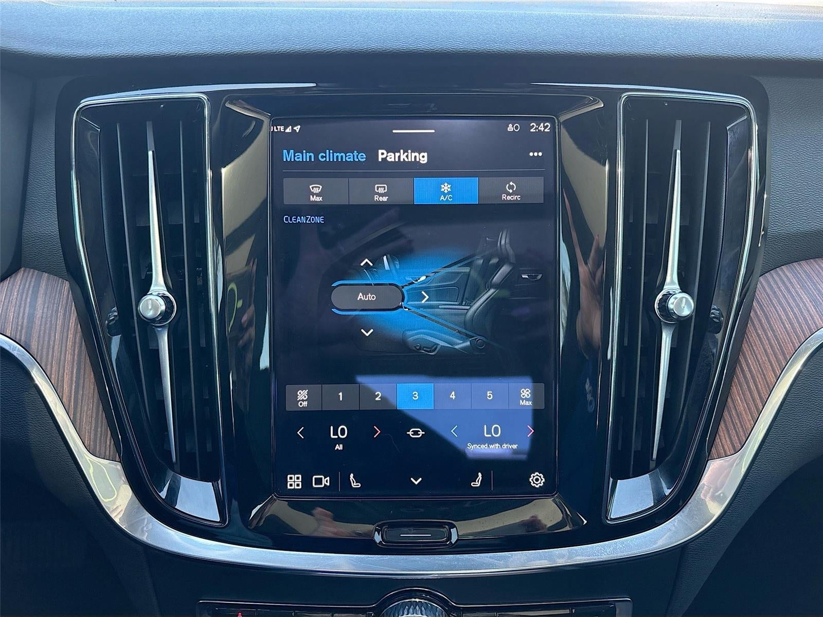 2024 Volvo S60 Plus Dark Theme