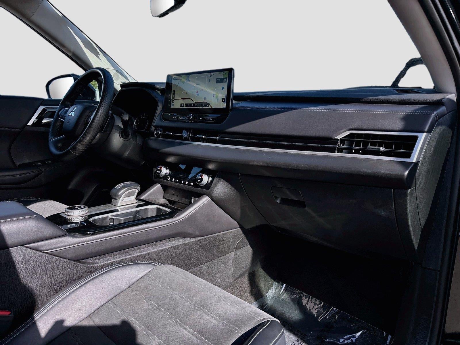 2025 Mitsubishi Outlander SE - Photo 35