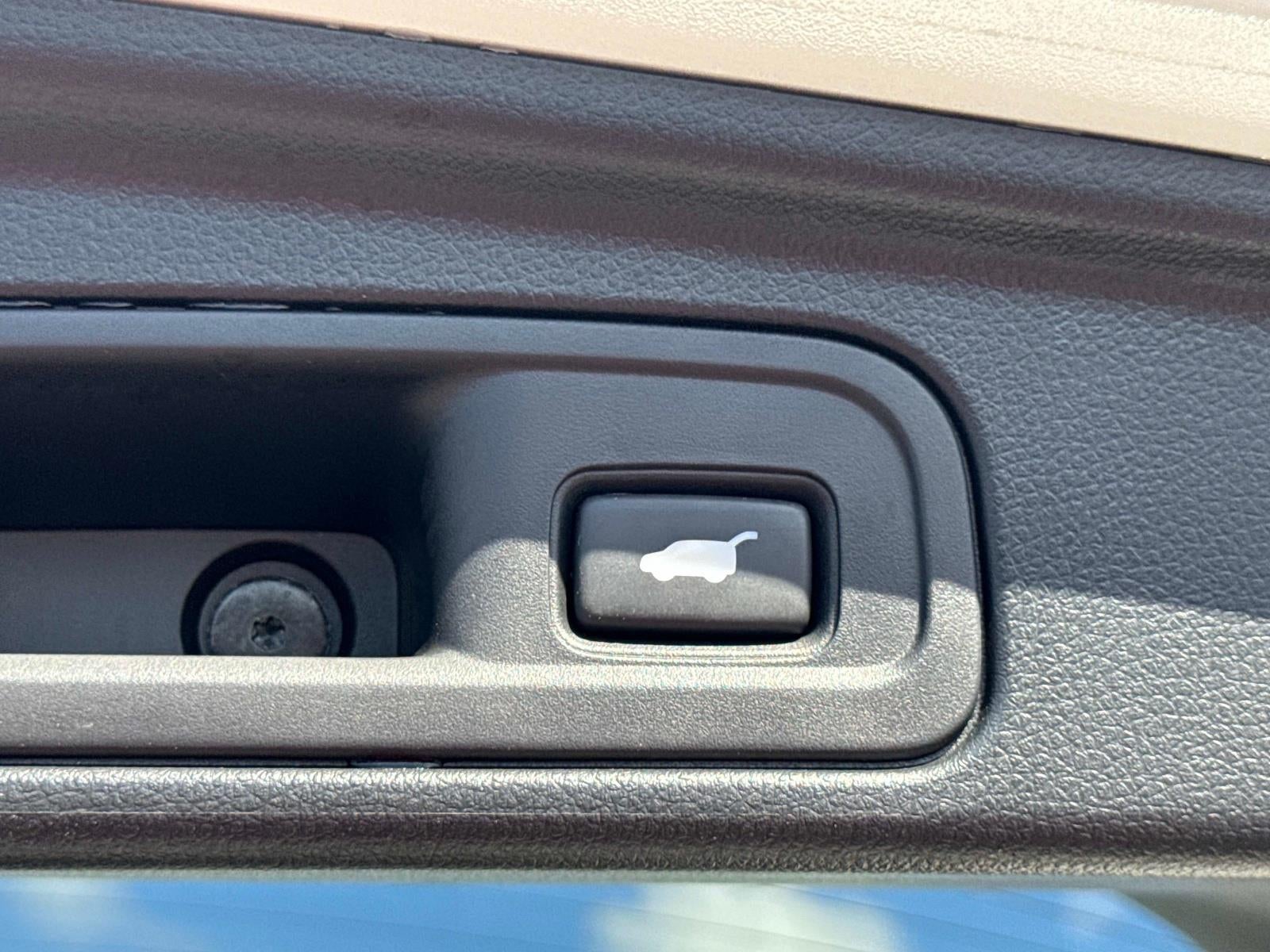 2020 Honda Pilot Touring w/Rear Captain's Chairs