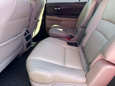 2020 Honda Pilot Touring w/Rear Captain's Chairs