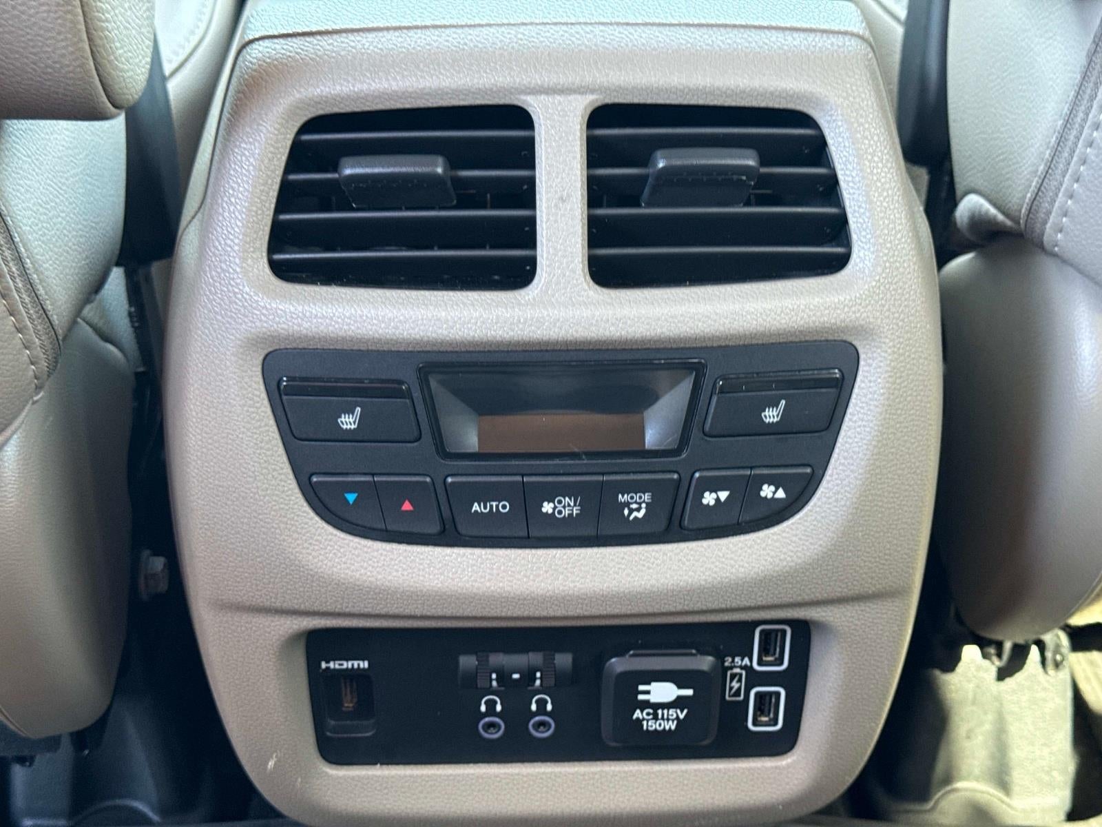 2020 Honda Pilot Touring w/Rear Captain's Chairs