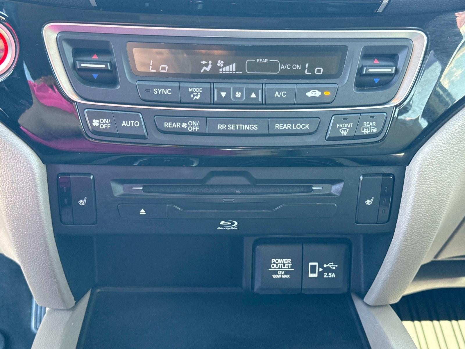 2020 Honda Pilot Touring w/Rear Captain's Chairs