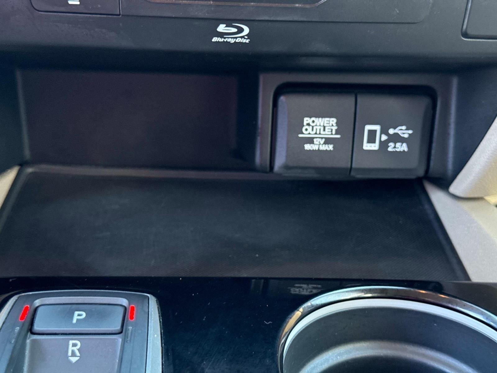 2020 Honda Pilot Touring w/Rear Captain's Chairs