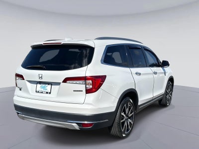 2020 Honda Pilot Touring w/Rear Captain's Chairs