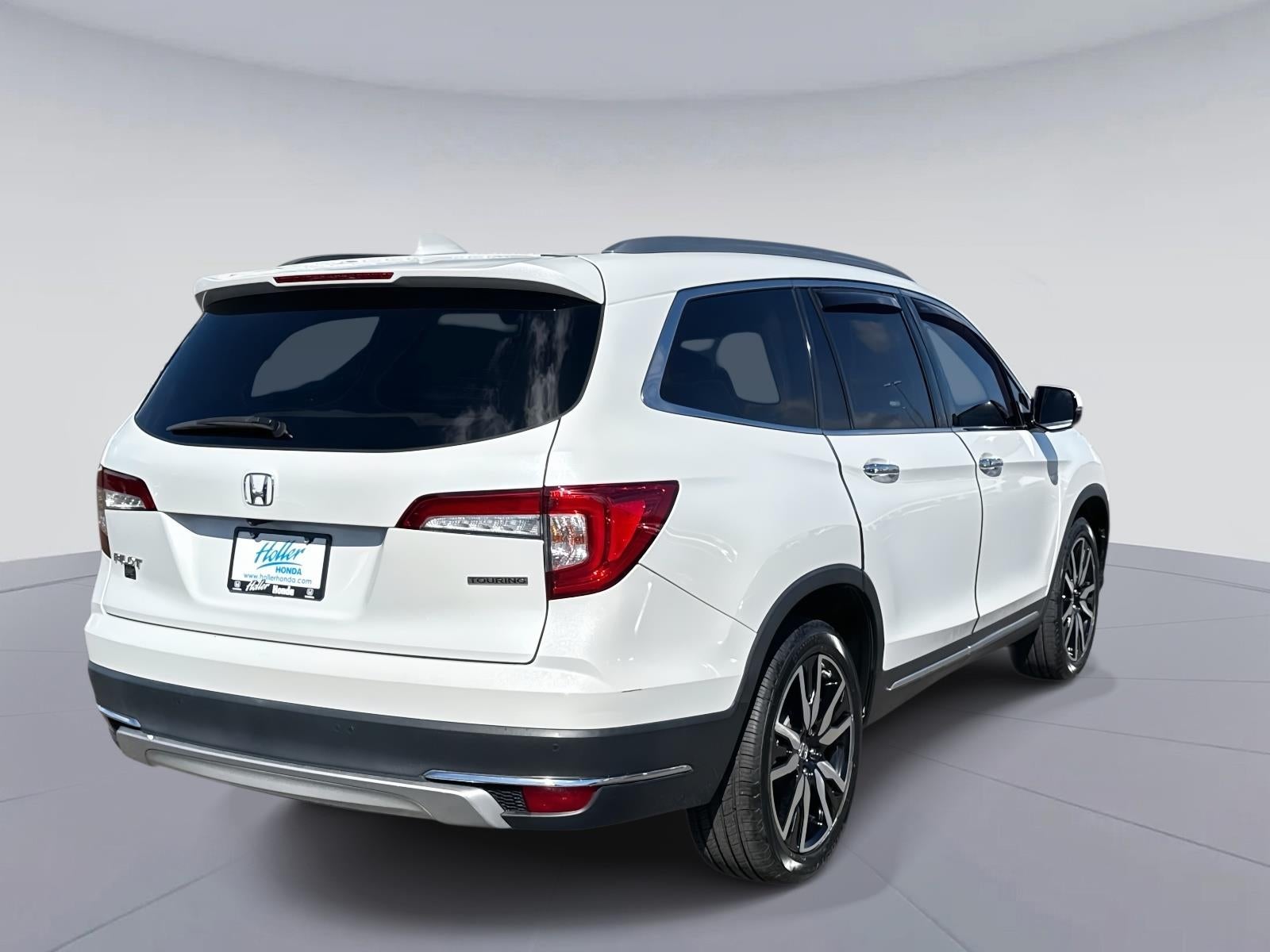 2020 Honda Pilot Touring w/Rear Captain's Chairs