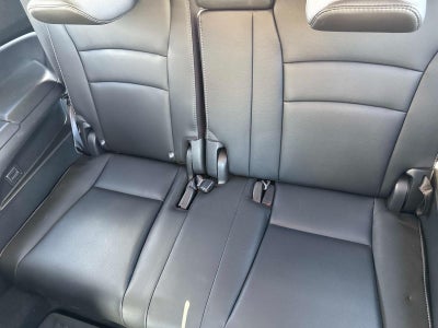 2022 Honda Pilot Touring w/Rear Captain's Chairs