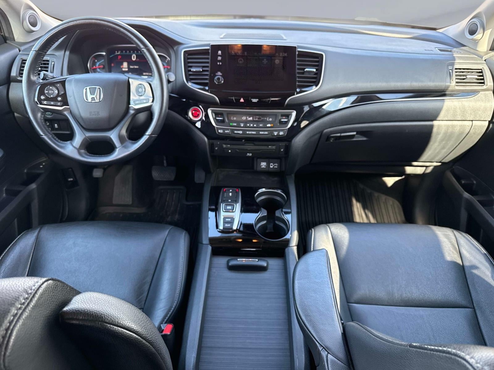 2022 Honda Pilot Touring w/Rear Captain's Chairs