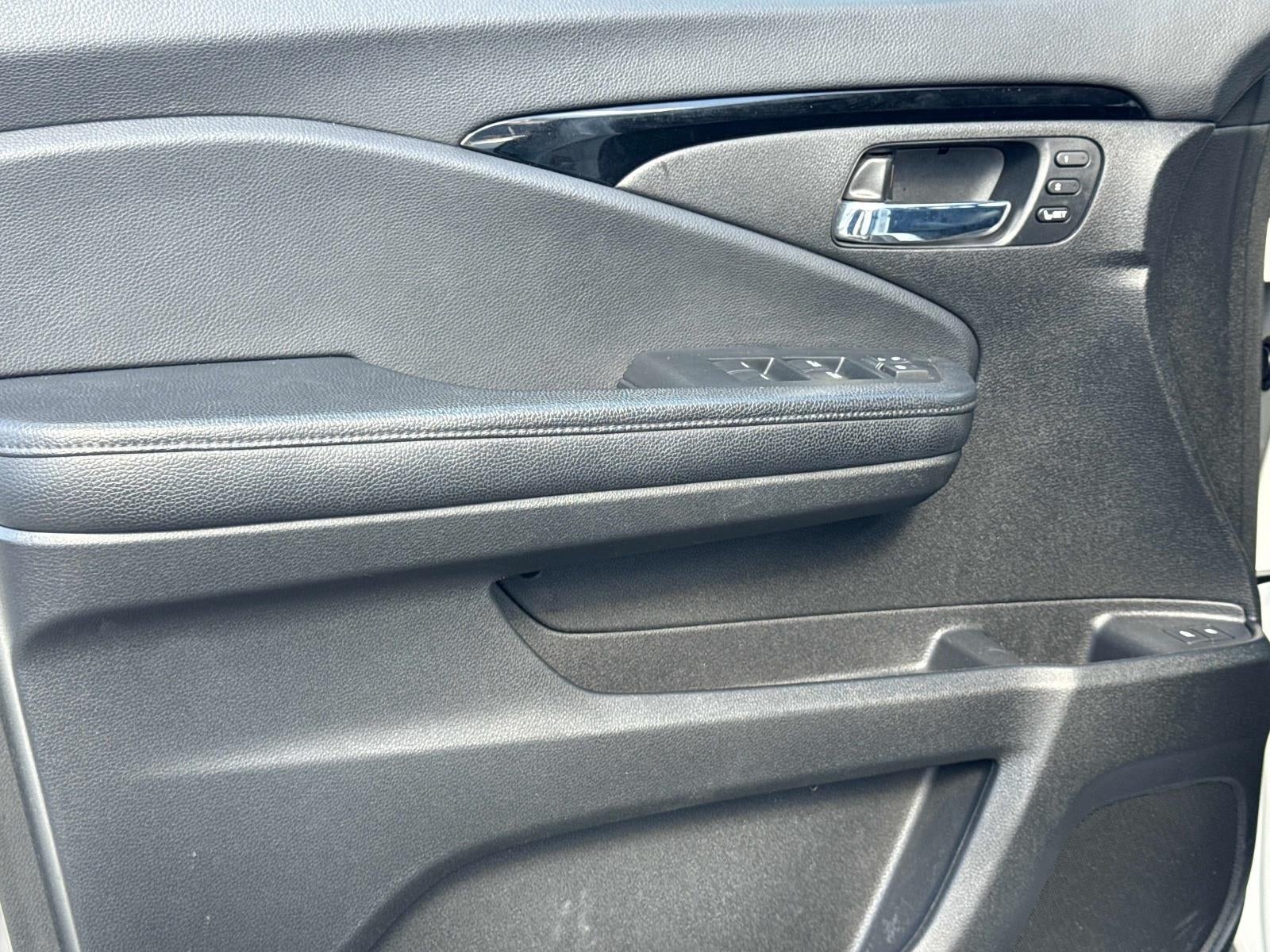 2022 Honda Pilot Touring w/Rear Captain's Chairs