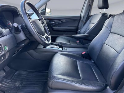 2022 Honda Pilot Touring w/Rear Captain's Chairs