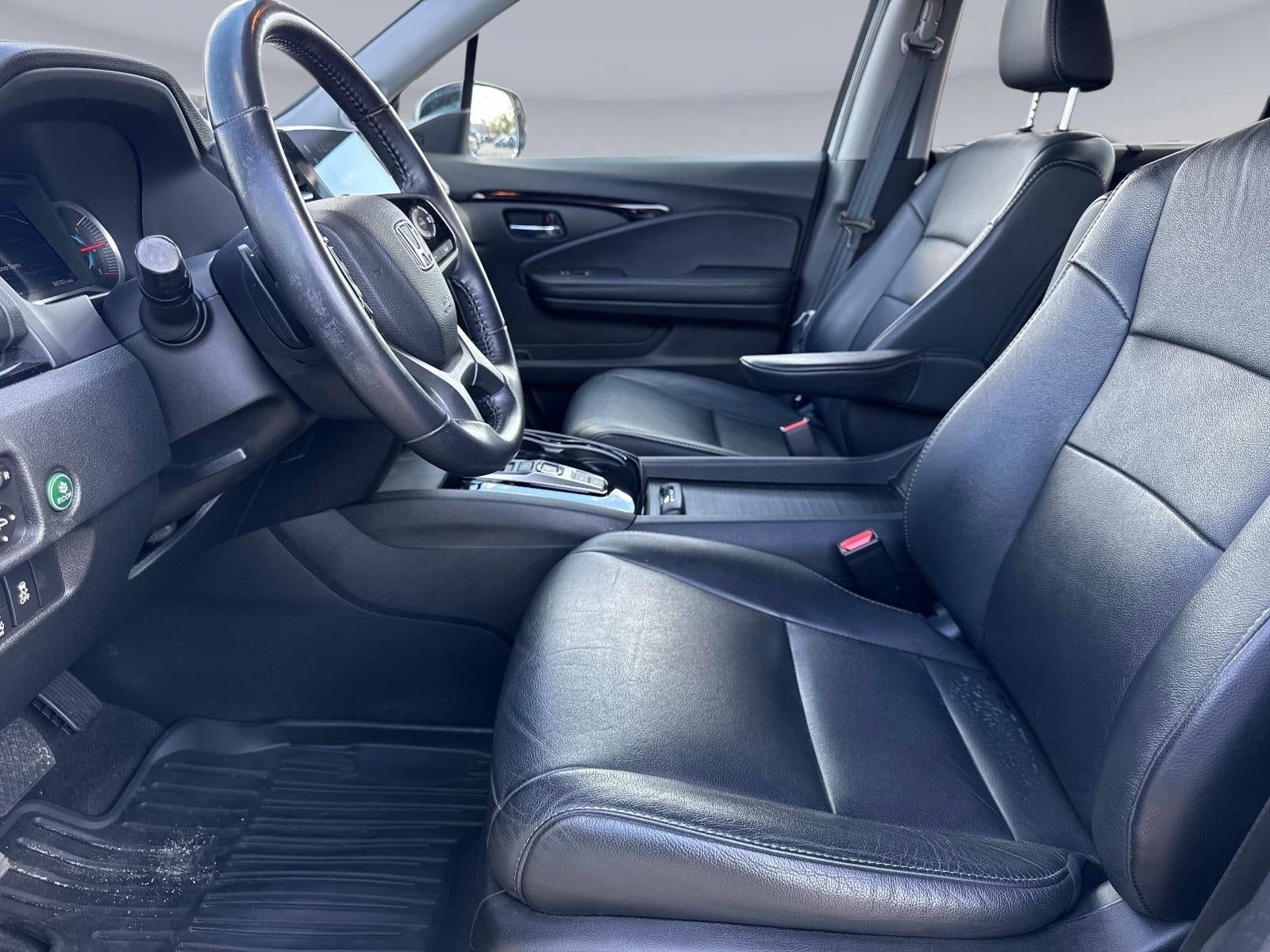 2022 Honda Pilot Touring w/Rear Captain's Chairs