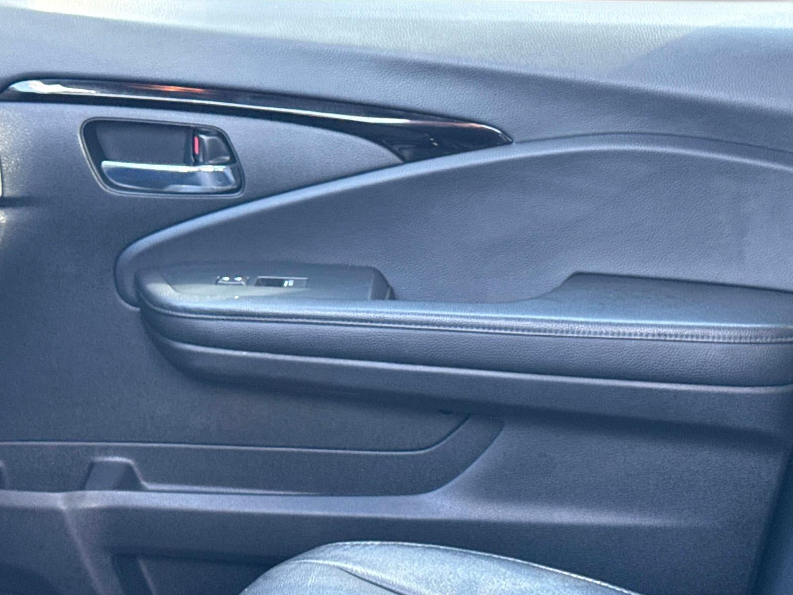 2022 Honda Pilot Touring w/Rear Captain's Chairs