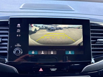 2022 Honda Pilot Touring w/Rear Captain's Chairs