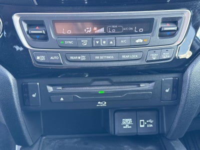 2022 Honda Pilot Touring w/Rear Captain's Chairs