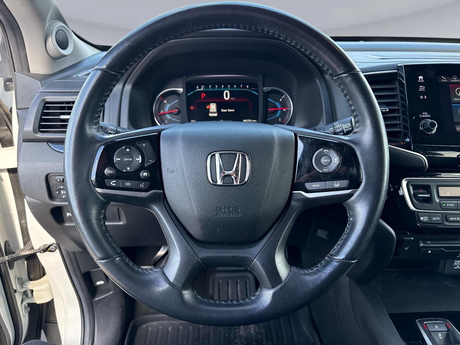 2022 Honda Pilot Touring w/Rear Captain's Chairs