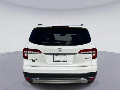 2022 Honda Pilot Touring w/Rear Captain's Chairs