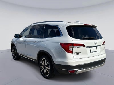 2022 Honda Pilot Touring w/Rear Captain's Chairs