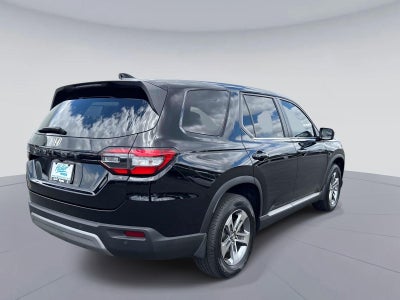 2023 Honda Pilot EX-L w/Rear Captain's Chairs