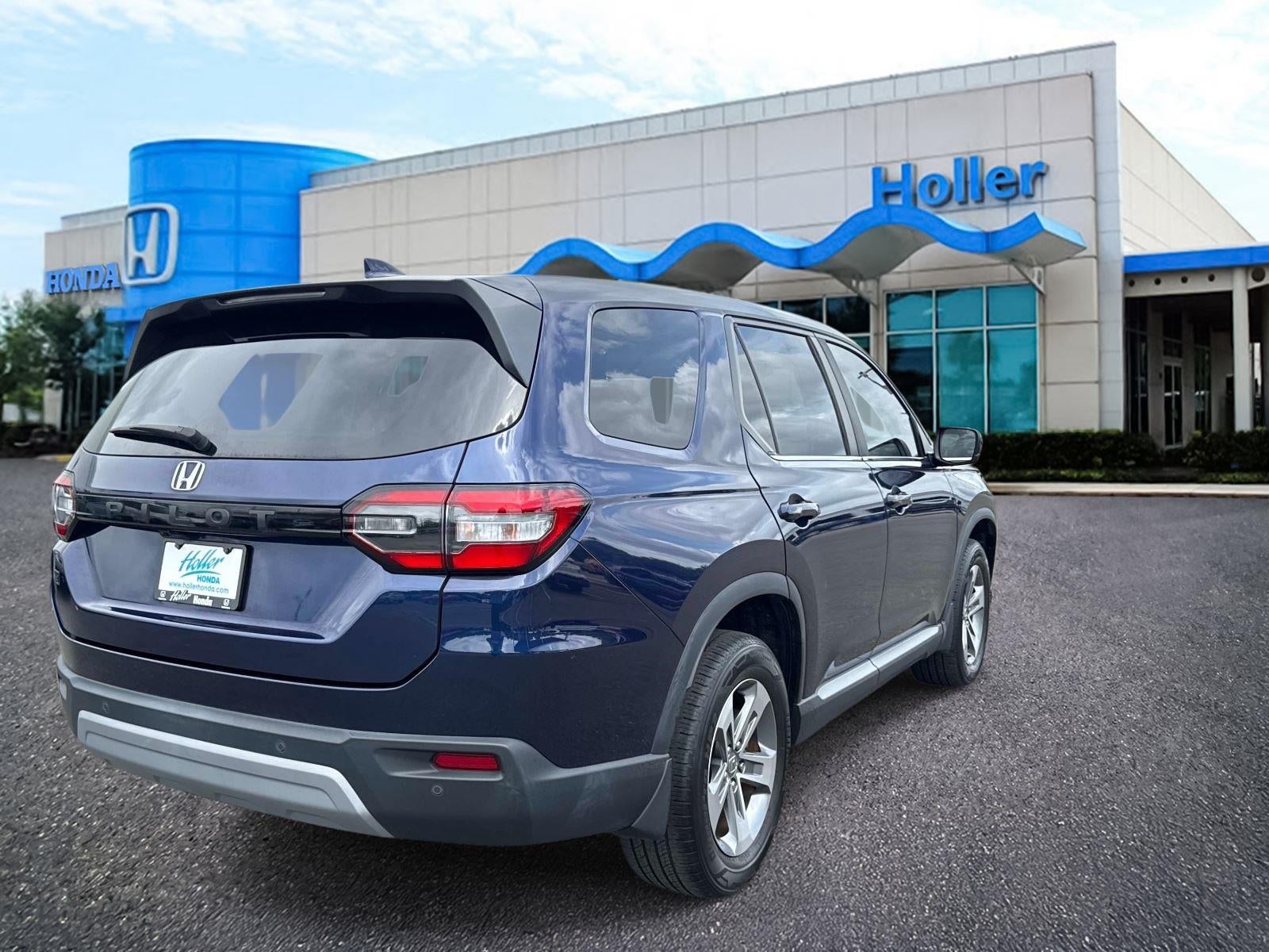 2023 Honda Pilot EX-L w/Rear Captain's Chairs